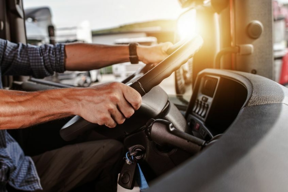 Unfall A71: 50.000 Euro Schaden nach Auffahrunfall, weil Lkw-Fahrer von Sonne geblendet wird