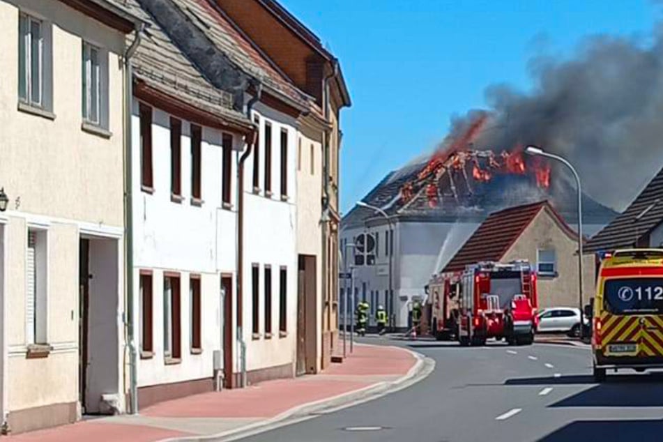 Dachstuhl lichterloh in Flammen: Mehrere Bewohner verlieren bei Brand ihr Zuhause