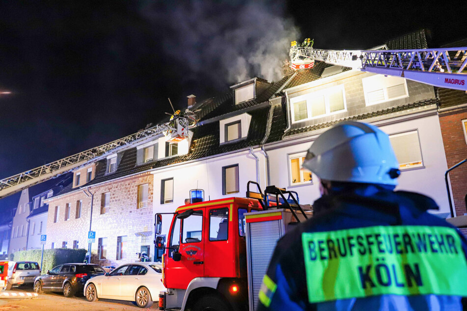 Feuer in Köln-Ostheim: Drei Giebel in Flammen