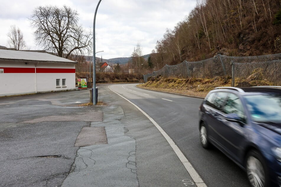 Die Fahrbahn der B283 wird vom Wettiner Platz bis zur Zufahrt zum "Thomas Philipps" saniert.