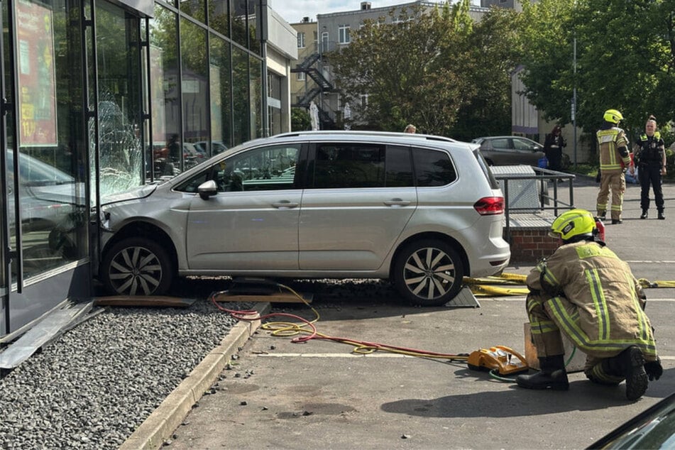 Der Wagen musste von der Feuerwehr aus der Glasfassade geborgen werden.