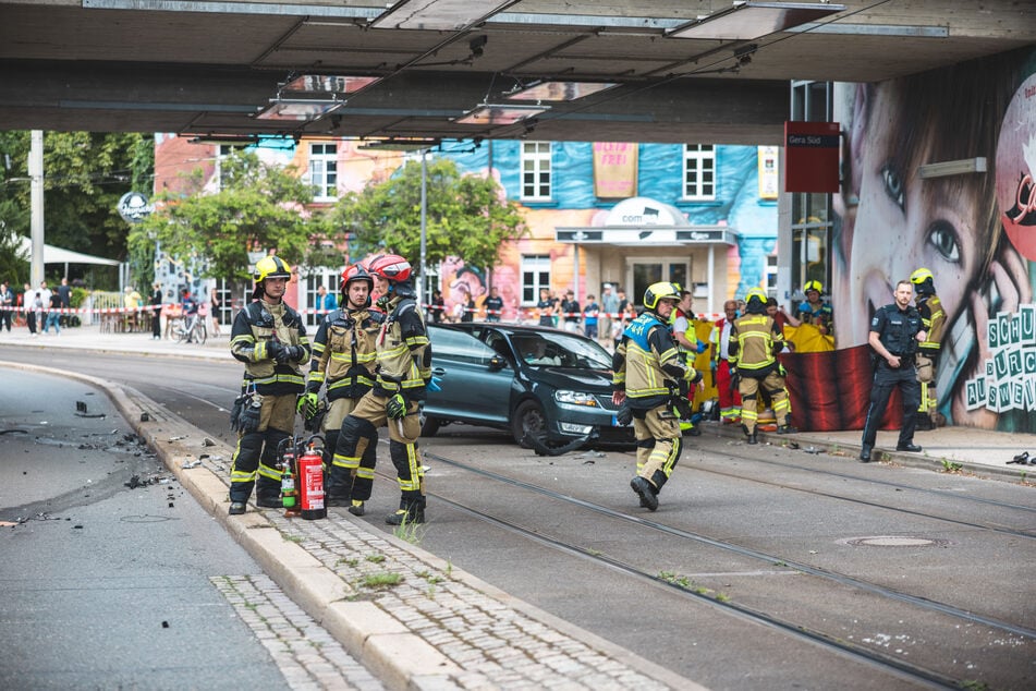 Während der Unfallaufnahme waren zahlreiche Gaffer am Unfallort.