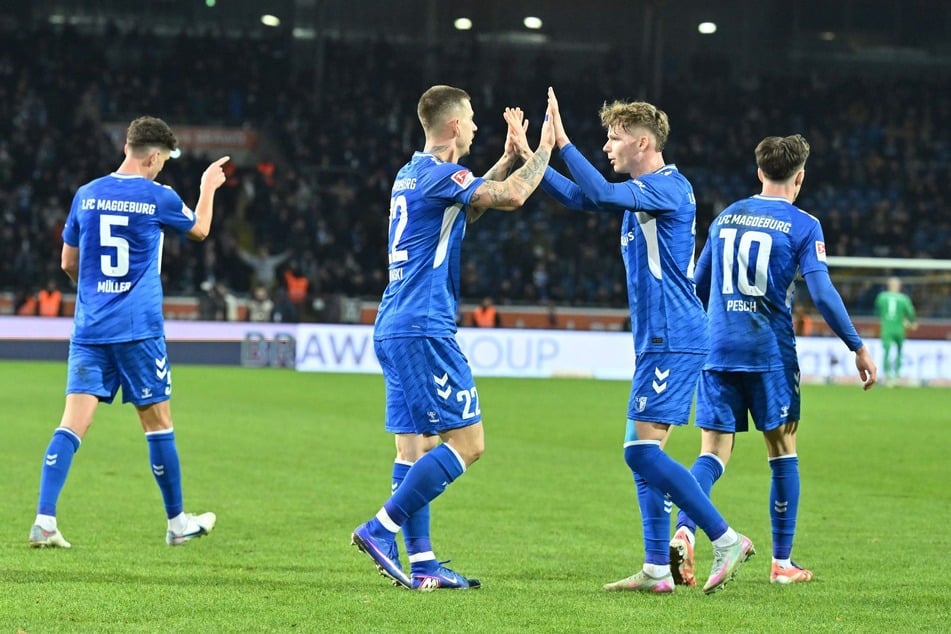 Philipp Hercher (29, r.) droht heute die fünfte Gelbe Karte.