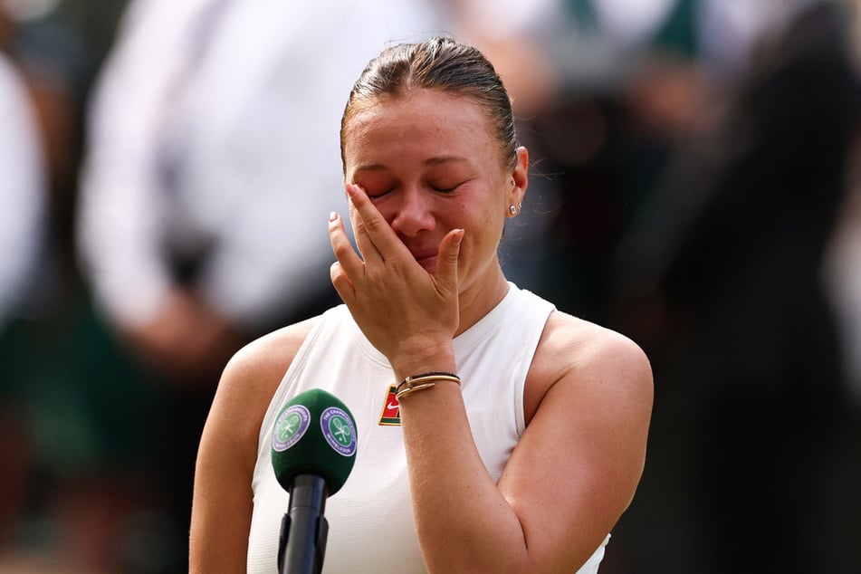The distraught Anisimova left the court briefly before returning for the trophy presentation.