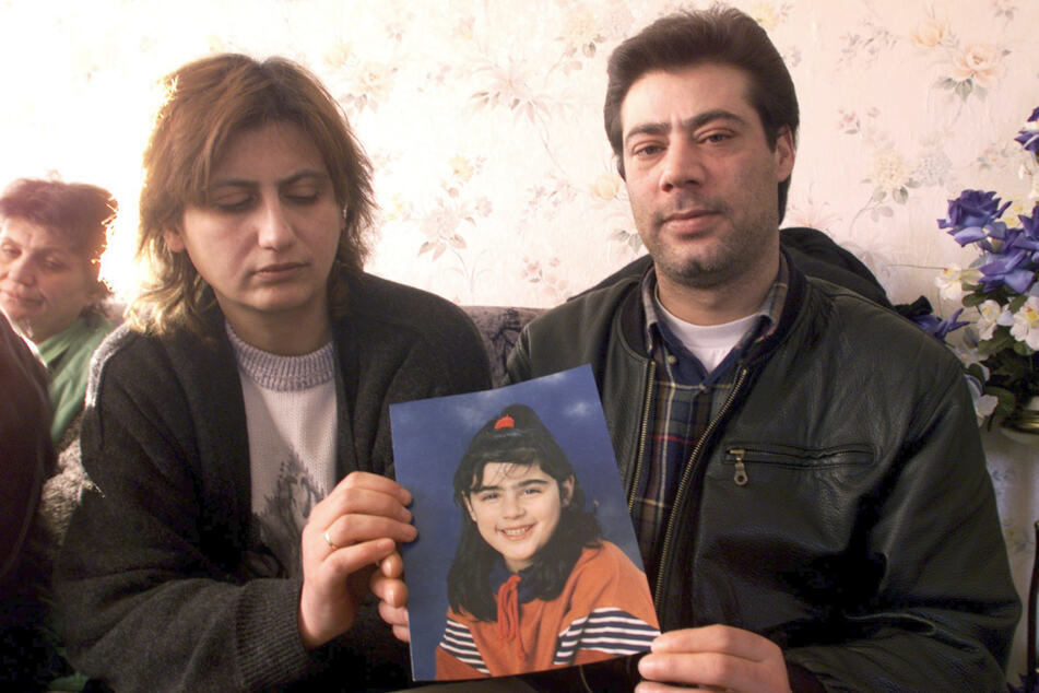 Der Vater (57, r.) der seit 1999 vermissten Hilal soll seine Frau (55) angegriffen haben. (Archivbild)