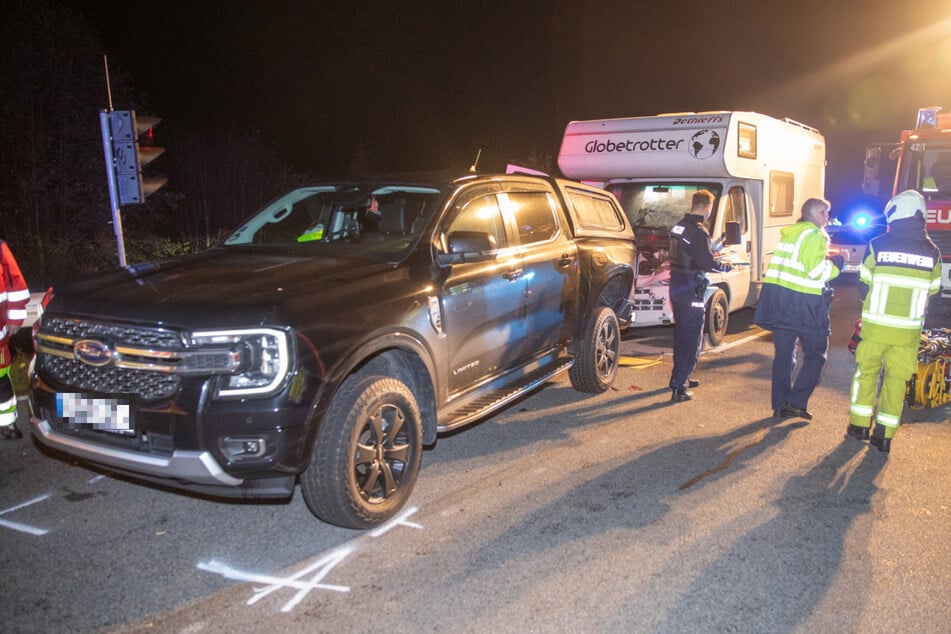 Offenbar ungebremst rauschte das Wohnmobil in den stehenden Ford.