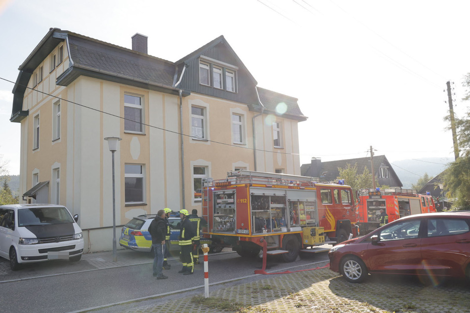 Feuerwehreinsatz in Augustusburg: Ein Akku war am Freitagmorgen in einem Mehrfamilienhaus in Brand geraten.