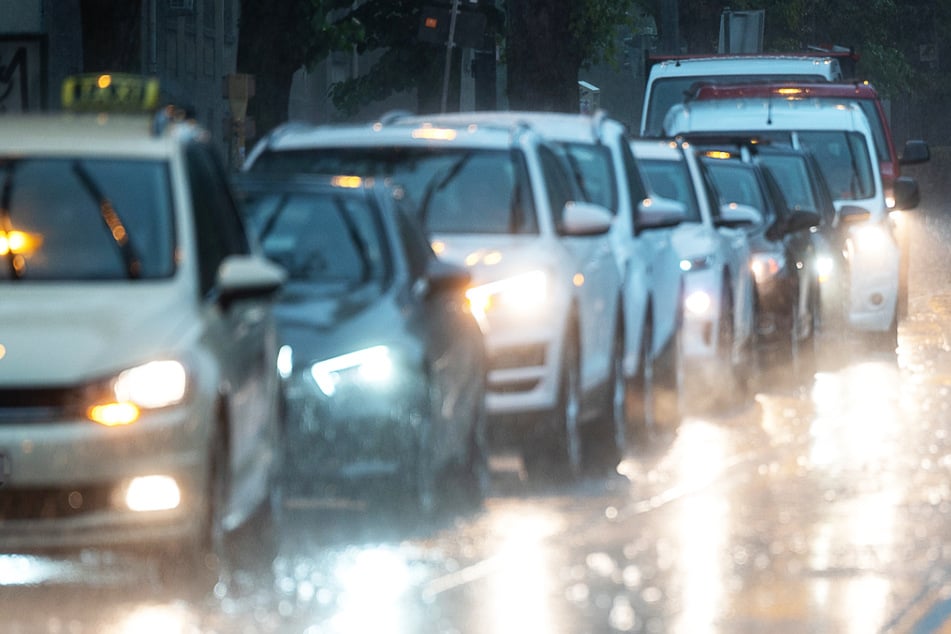 In der Nacht zu Samstag muss in Hessen verbreitet mit Regen gerechnet werden, sagt der Deutsche Wetterdienst (DWD) voraus. (Symbolbild)