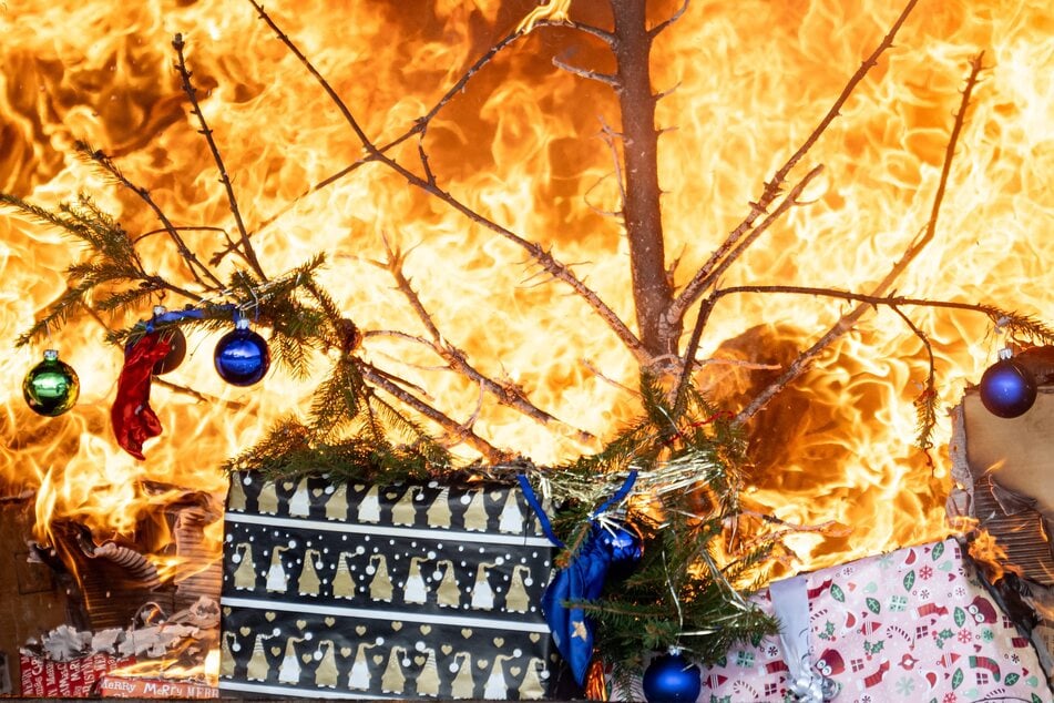 Besonders in der Weihnachtszeit kann es vermehrt zu Bränden kommen. Die Feuerwehr hat Tipps. (Symbolbild)