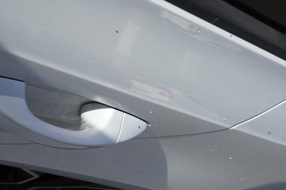 Offenbar verschmutzten die Reinigungsarbeiten den dort parkenden Skoda.