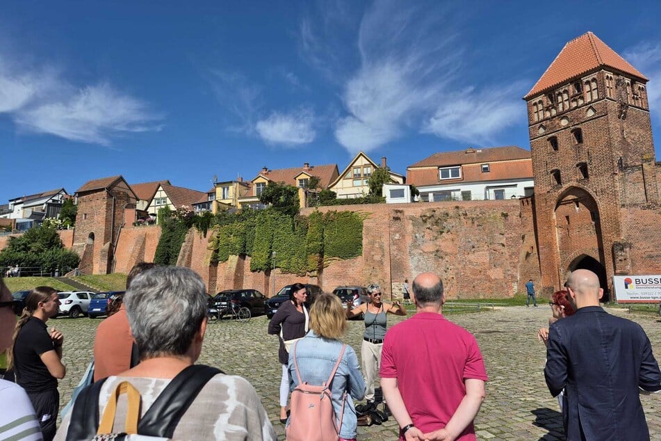 Für die neue Freiluftbühne in Tangermünde fand am Montag die erste Begehung statt.
