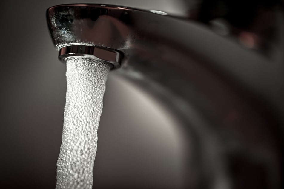 Das Trinkwasser aus dem Hahn muss vorerst abgekocht werden. (Symbolfoto)