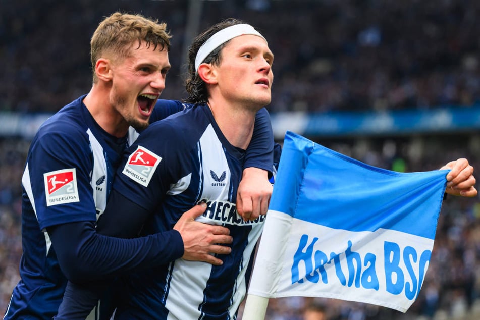 Nach seinem Treffer zum 2:0 jubelt Fabian Reese (27, r.) gemeinsam mit Michael Cuisance (26) an der Eckfahne vor dem Dynamo-Fanblock.