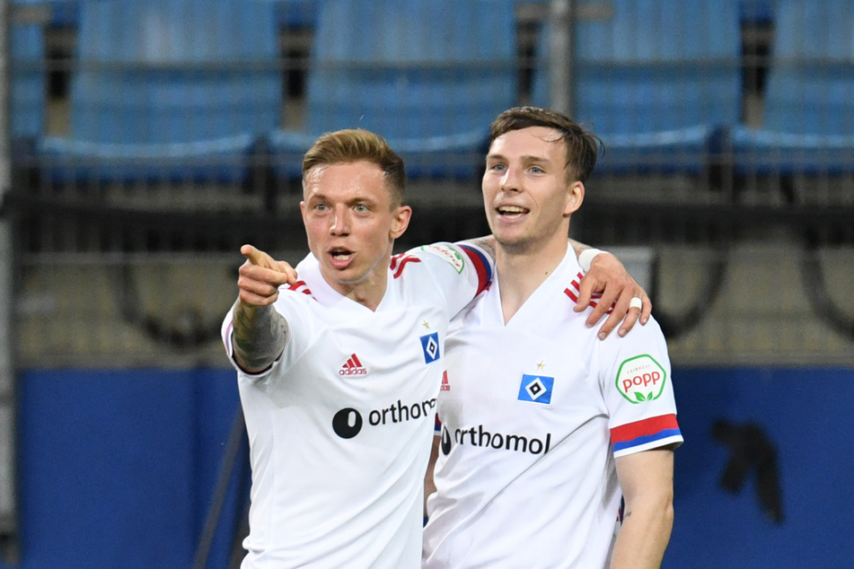 Sind sie dabei? Hinter Sonny Kittel (28, l.) und Robin Meißner (21) steht für den Liga-Auftakt des HSV gegen den FC Schalke 04 noch ein Fragezeichen. (Archivfoto)