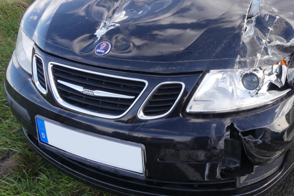 Der Saab des 87-Jährigen wurde sowohl an der Front als auch an der Fahrerseite vom Anhänger getroffen.