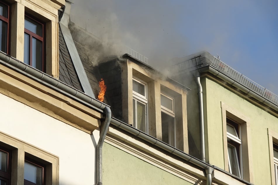 Beim Eintreffen der Feuerwehr brannten die Dachgeschosswohnung und der Dachboden lichterloh.