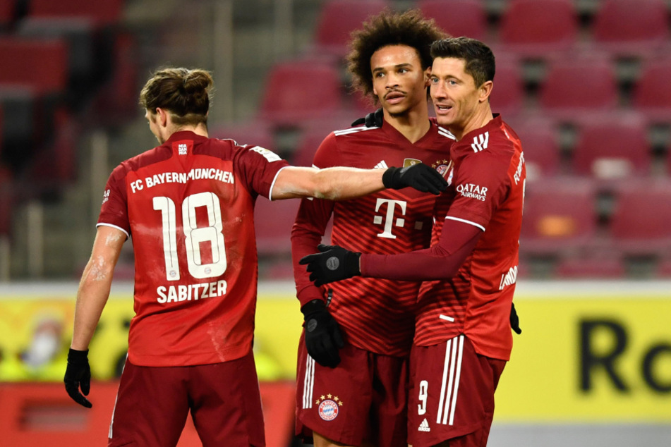 Kongeniales Duo: Leroy Sane (M.) und Robert Lewandowski (r.) machten für den FC Bayern den Deckel drauf.
