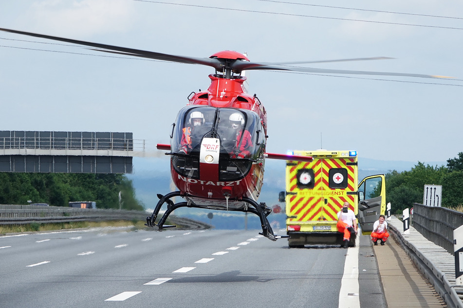 Mit dem Hubschrauber wurde eine schwer verletzte Person ins Krankenhaus geflogen.