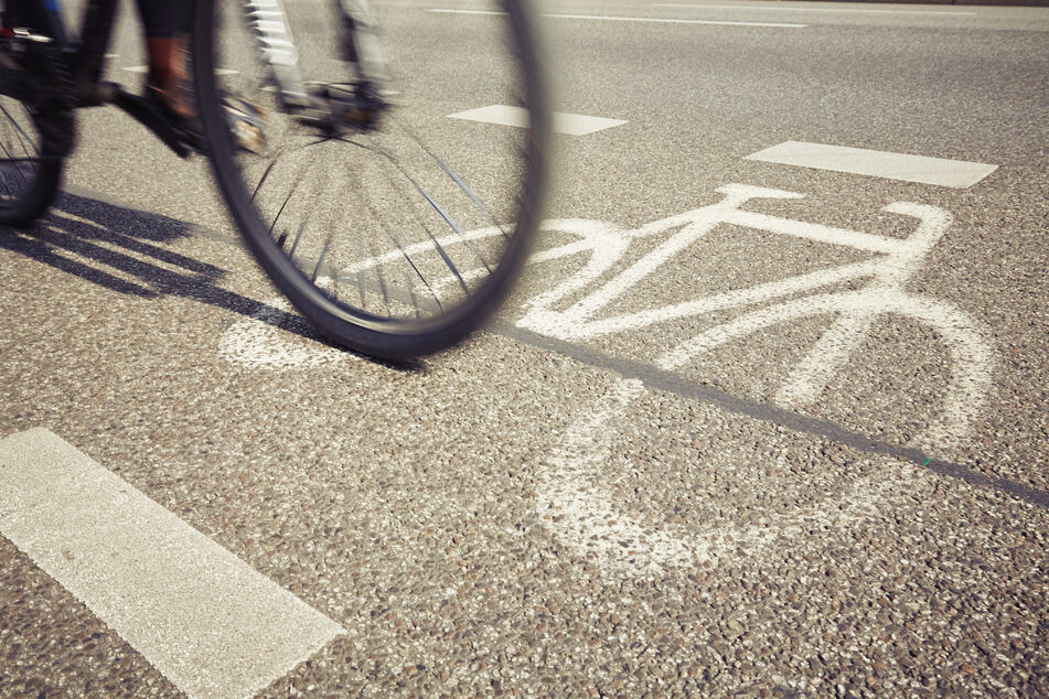 Radfahrer verletzt 14-Jährige bei Unfall schwer und flüchtet
