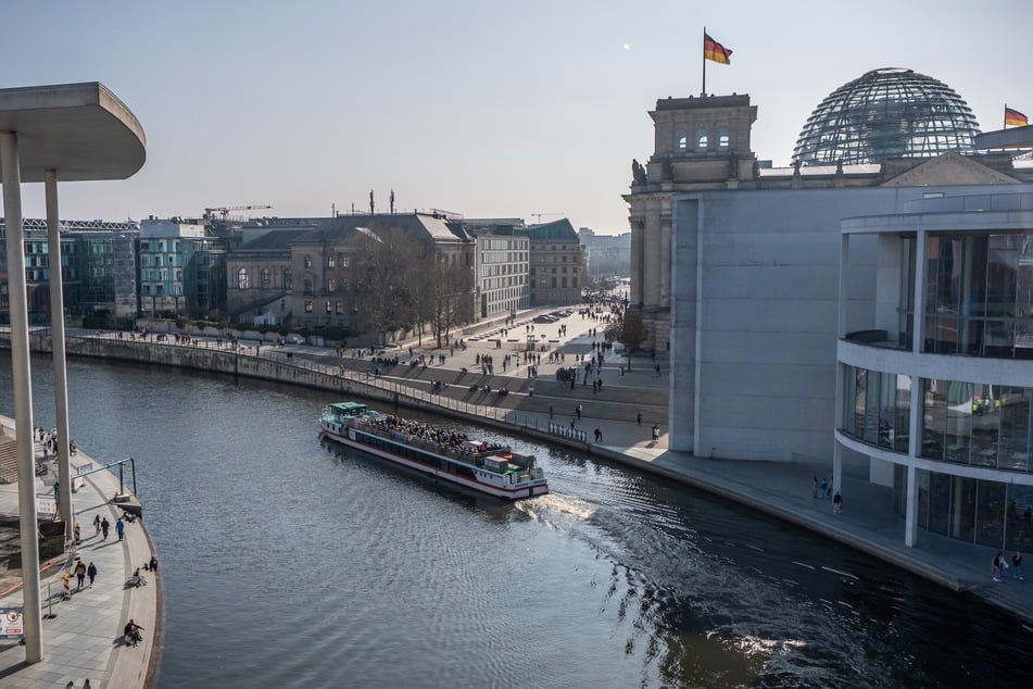 Blick auf Reichstag und die Bürogebäude. CDU, CSU und SPD konnte die Grünen offenbar vom milliardenschweren Finanzpaket überzeugen. (Archivfoto)