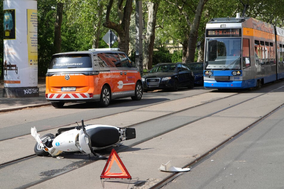 Der Roller blieb auf den Straßenbahngleisen liegen.
