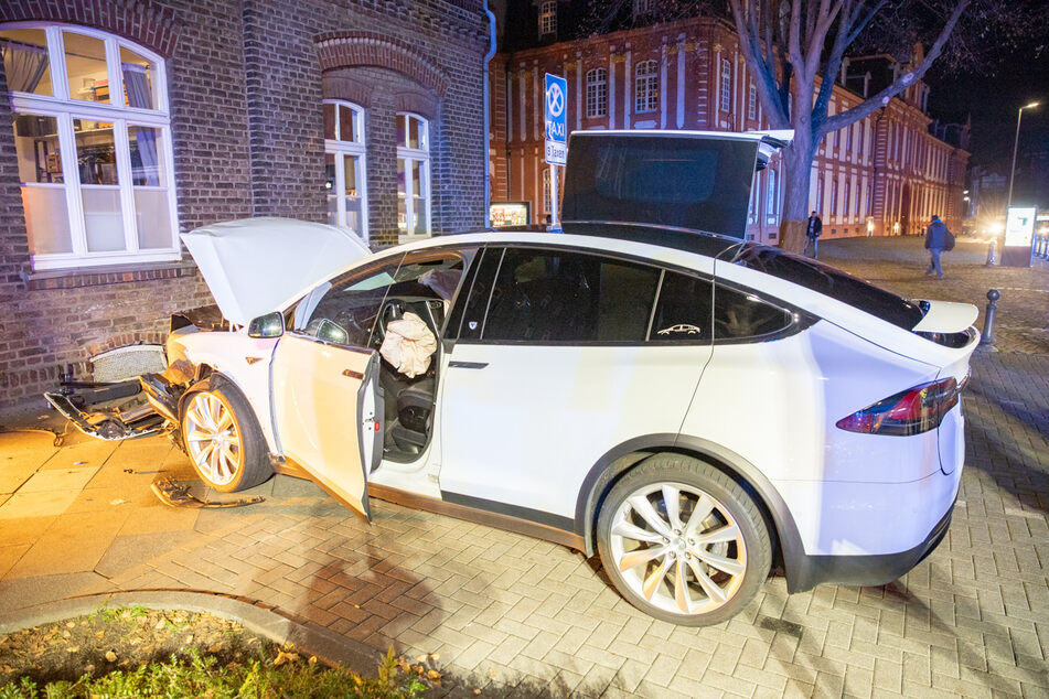 Teurer Tesla X kracht frontal gegen Hauswand!