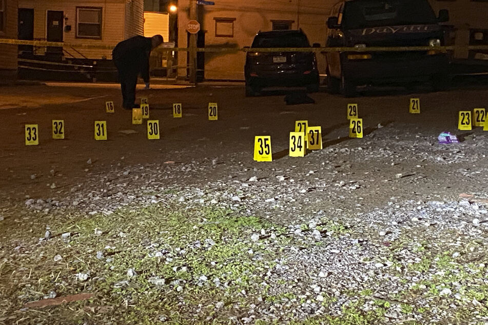 Polizisten sichern Spuren am Tatort.