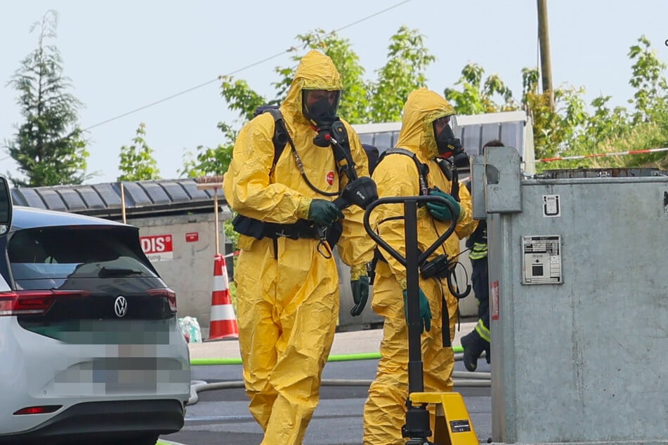 Die Kameradinnen und Kameraden der Remscheider Feuerwehr brachten den Entsorgungscontainer zunächst nach draußen, ehe sie ihn abkühlten.