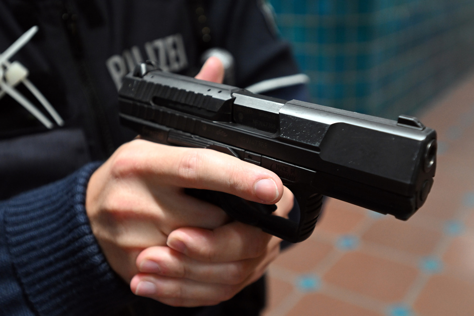 Polizisten in Goslar zogen ihre Dienstwaffen, nachdem ein Mann mit einer Pistole auf Passanten gezielt hatte. (Symbolbild)