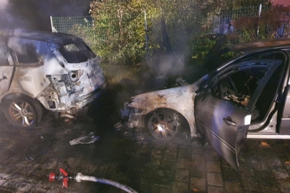 Zwei Renaults fingen in Werdau auf einem Parkplatz Feuer.