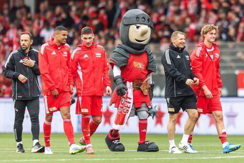 Am Ende konnte sich Union Berlin durch das Ausgleichstor von Andrej Ilic (26, 3.v.l.) über einen wichtigen Punkt freuen.