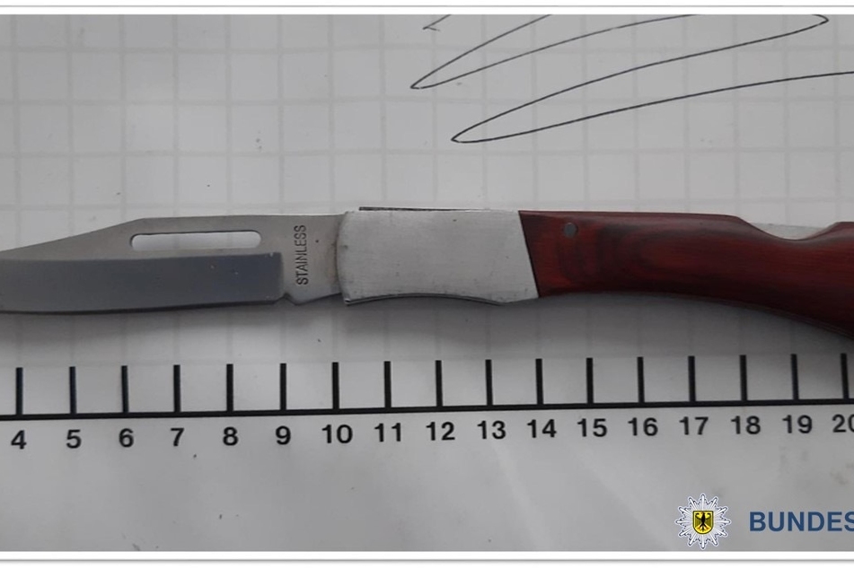 Dieses Messer fanden die Beamten bei dem 33-jährigen Dieb aus Gummersbach.