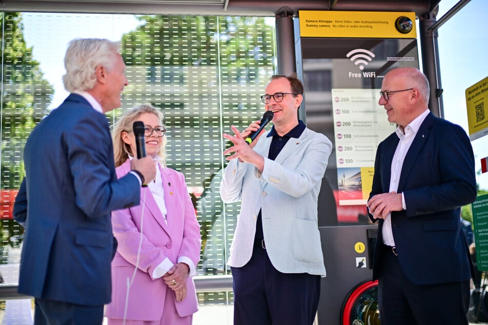 Jean-François Decaux (67, l.n. r.), Gesellschafter von Wall und Co-CEO von JCDecaux, Ute Bonde (59, CDU), Berliner Verkehrssenatorin, Henrik Falk (56), Vorstandsvorsitzender der BVG, und Kai Wegner (53, CDU), Regierender Bürgermeister von Berlin, bei der Vorstellung der neuen Haltestelle.