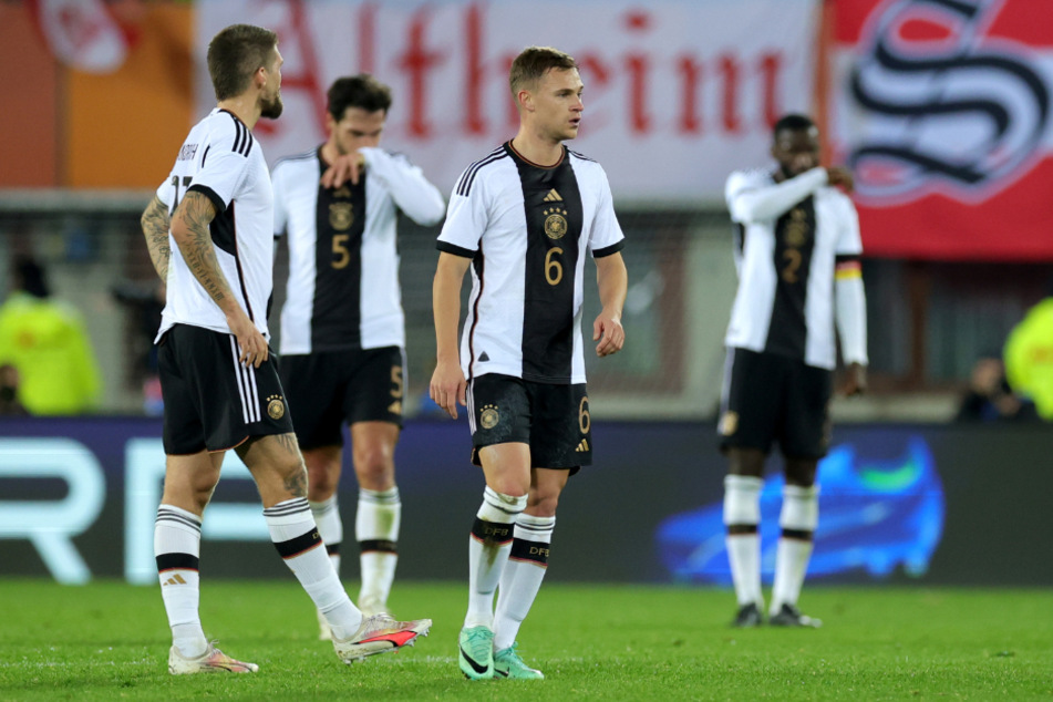 Im abgelaufenen Jahr lief die deutsche Nationalmannschaft in schwarz-weißen Trikots mit goldenen Akzenten und einem dicken Mittelstreifen auf.