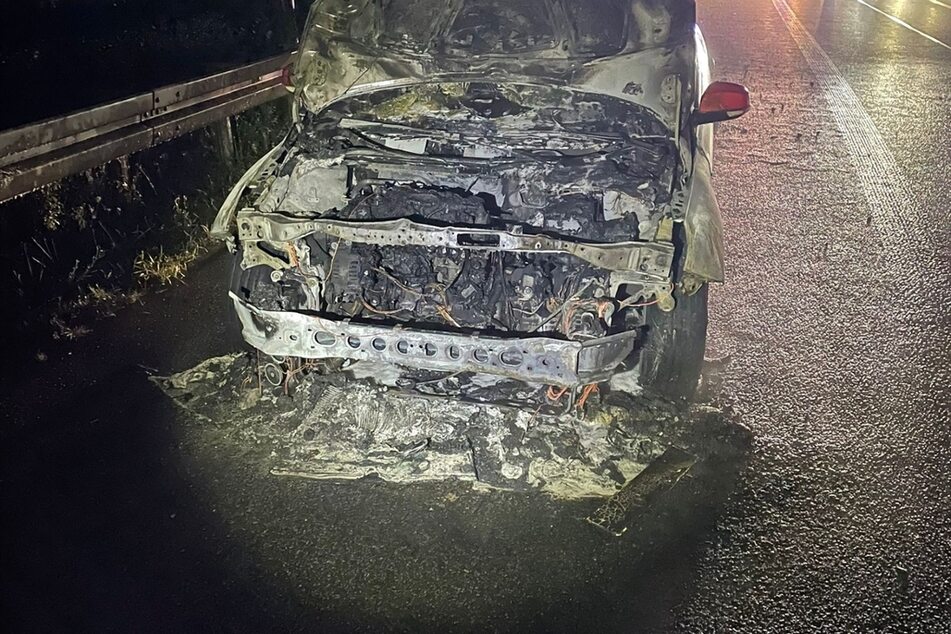 Das Auto brannte komplett aus.