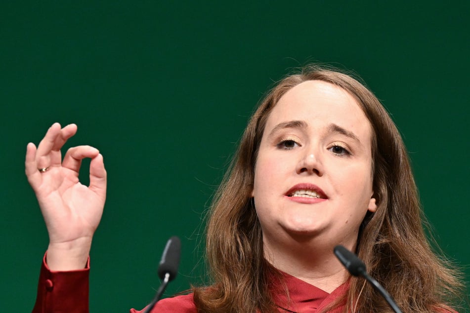 Ricarda Lang (32) reagiert empört über den Beschluss der privaten Verwendung von Streusalz in Berlin.