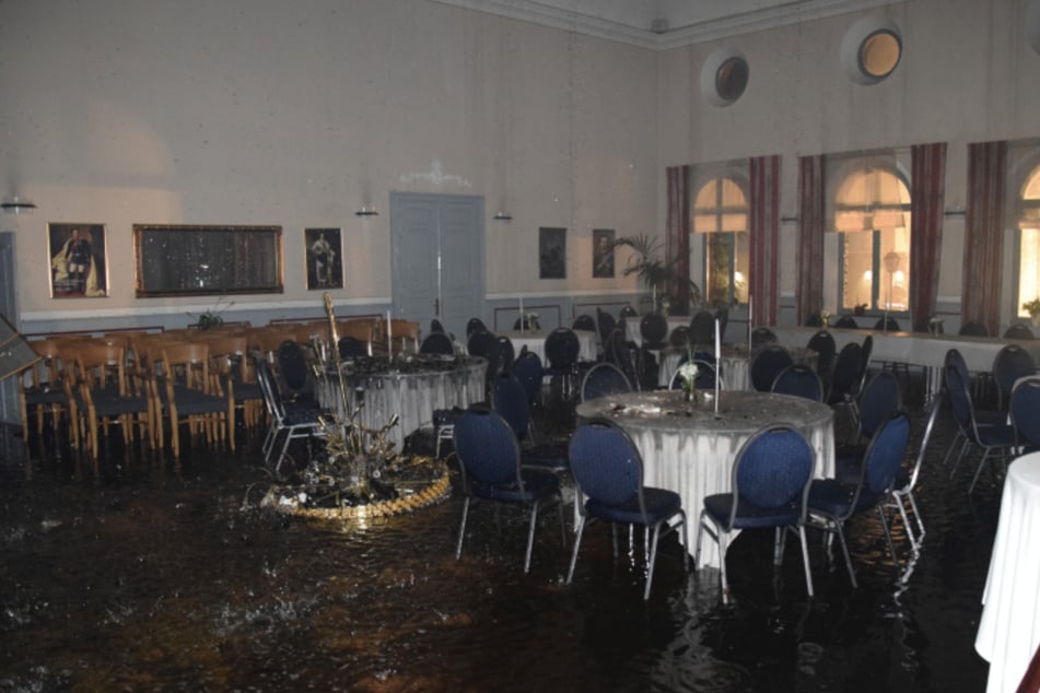 Der einst so festliche Saal des Restaurants wurde durch Löschwasser und Rauch schwer in Mitleidenschaft gezogen.