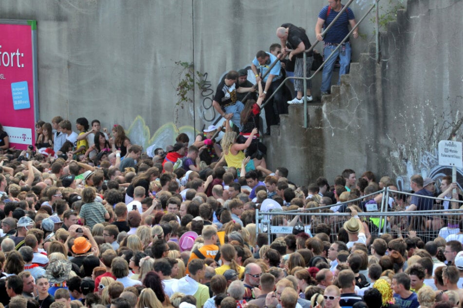 Kurz vor dem Unglück bei der Loveparade am 24.07.2010 stehen Menschen dicht gedrängt an einem Tunnelausgang in Duisburg (Nordrhein-Westfalen).