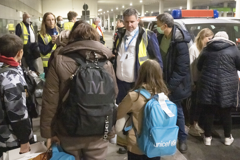 Evakuierte Kriegsflüchtlinge warten im November 2022 in Dortmund auf den Weitertransport zu einer Erstaufnahmeeinrichtung.