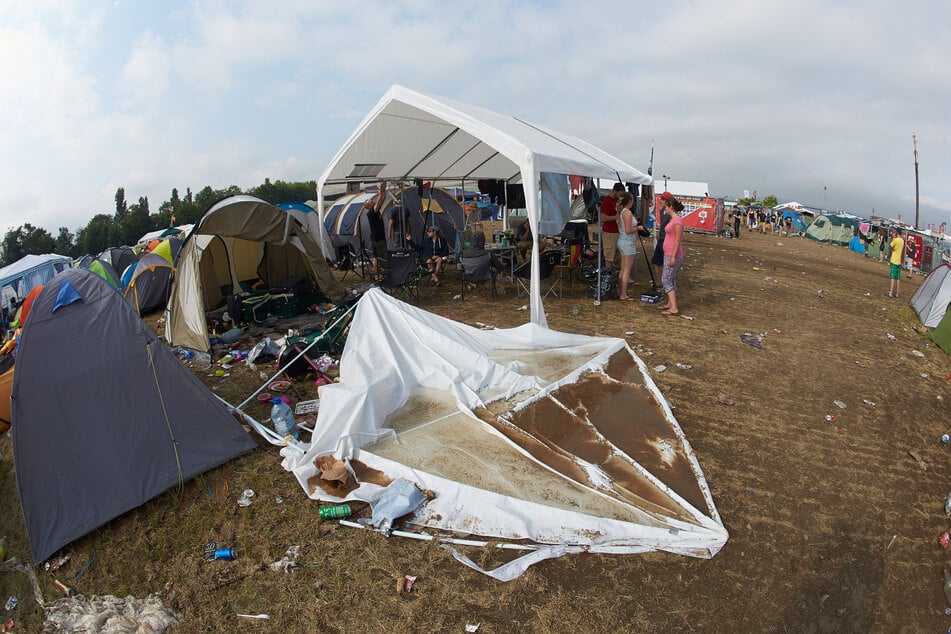 Viele Festivalgänger hinterlassen jedes Jahr aufs Neue ihren Müll auf den Campingplätzen. (Symbolbild)