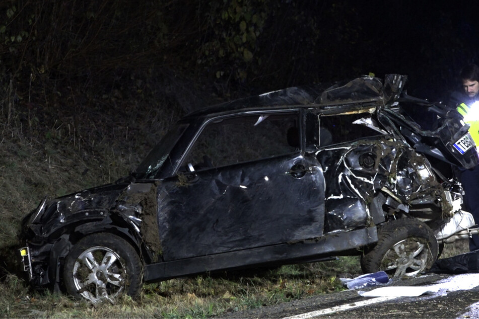Auto stürzt Abhang hinab: 19-Jähriger stirbt, drei Jugendliche schwer verletzt!