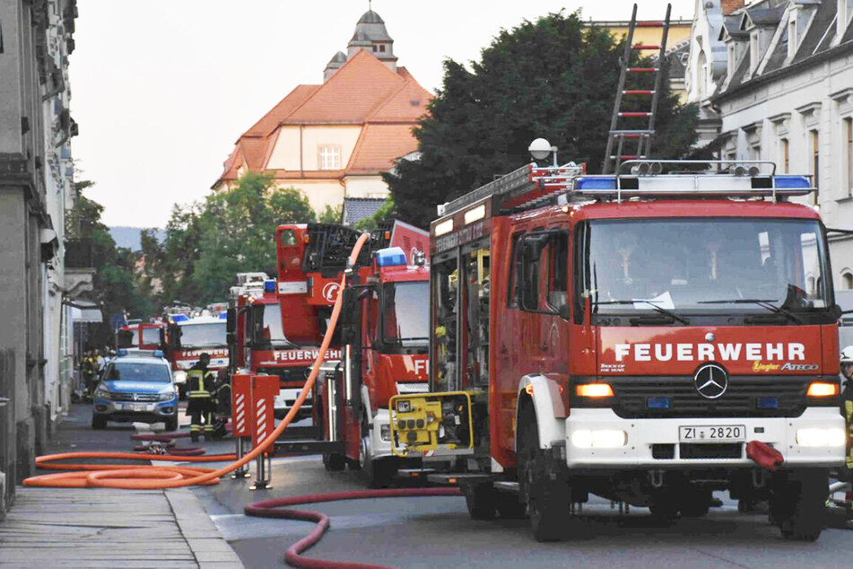 Die Feuerwehr rückte mit mehreren Fahrzeugen zu dem Brand an der Lessingstraße an.