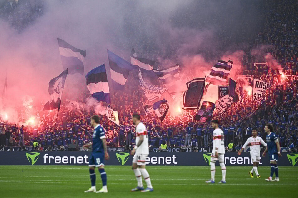 Die mitgereisten Bielefeld-Fans fackeln Pyro ab.
