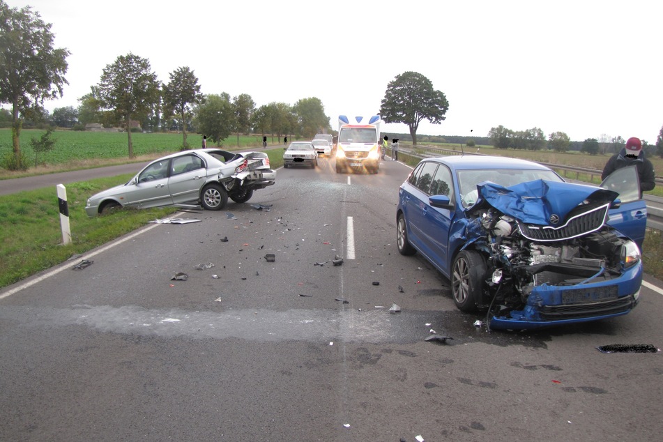 Beide Autos wurden durch den Zusammenprall schwer beschädigt.