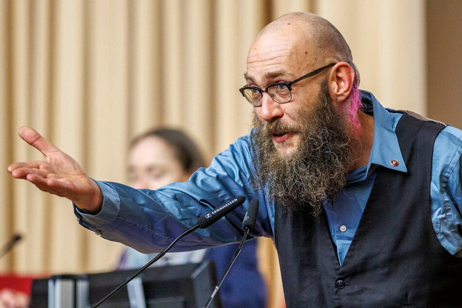 Satire-Politiker Max Aschenbach (40, Die Partei) von der PVP-Fraktion nannte die Zensur "erbärmlich".