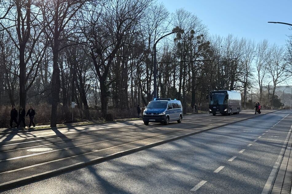 Dem Streifenwagen vorneweg folgte der Kölner Teambus.