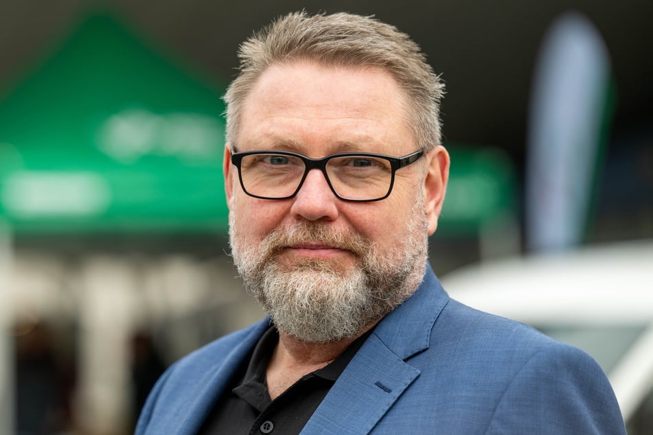 "Durch die Umleitung einiger Fahrten kommt es zu den Fahrplanabweichungen", sagt VMS-Sprecher Falk Ester (57).