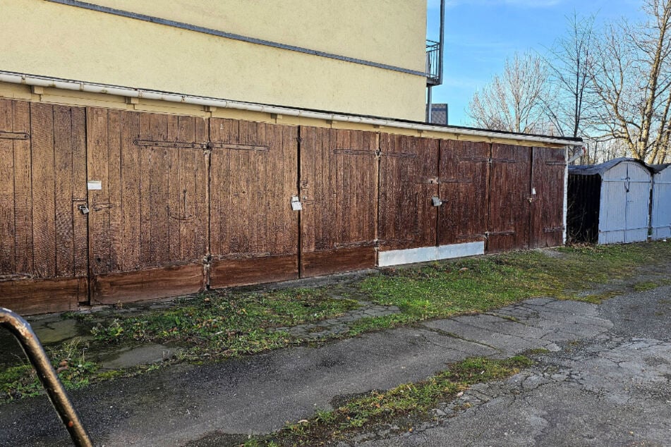 In diesem Garagenhof in der Lutherstraße in Chemnitz sperrte das Trio die Affendame ein.