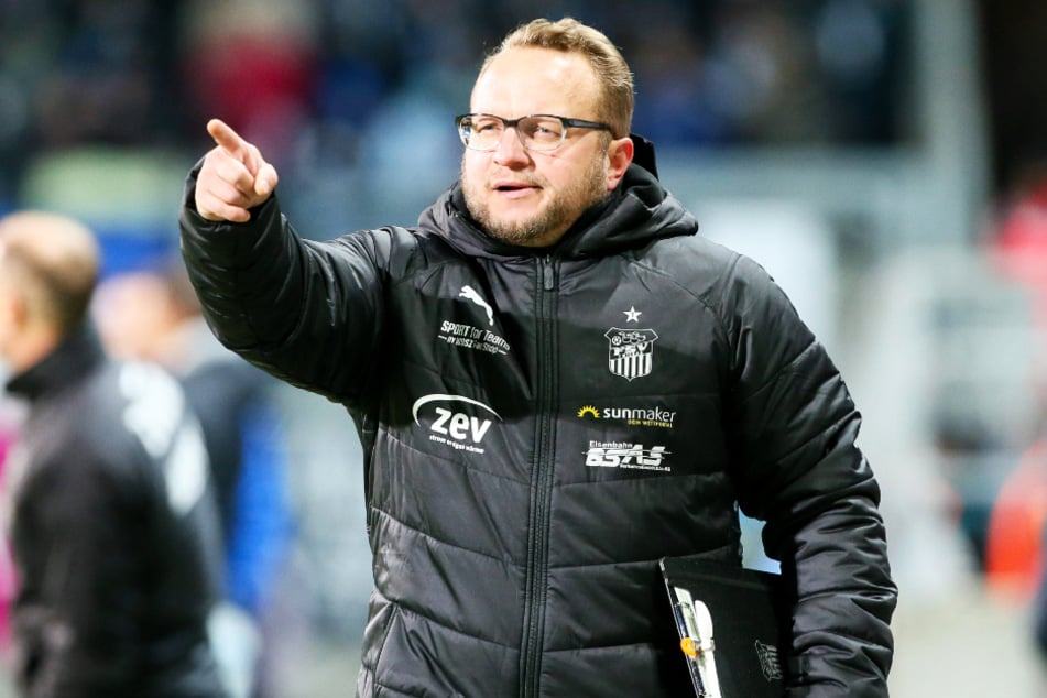 VfB-Coach Danny König (45), ehemals Co-Trainer beim FSV Zwickau, muss seine junge Mannschaft schnell entwickeln, wenn er mit ihr in der Regionalliga mithalten will.