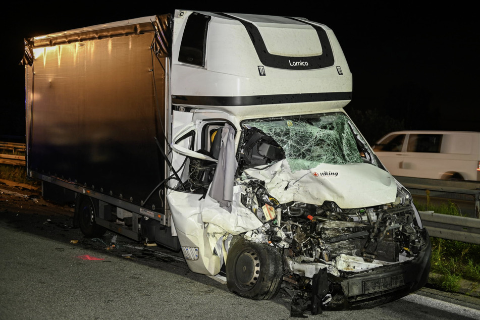 Der Renault-Fahrer (22) löste den Unfall aus, nachdem er die Fahrspur am Stauende wechseln wollte.